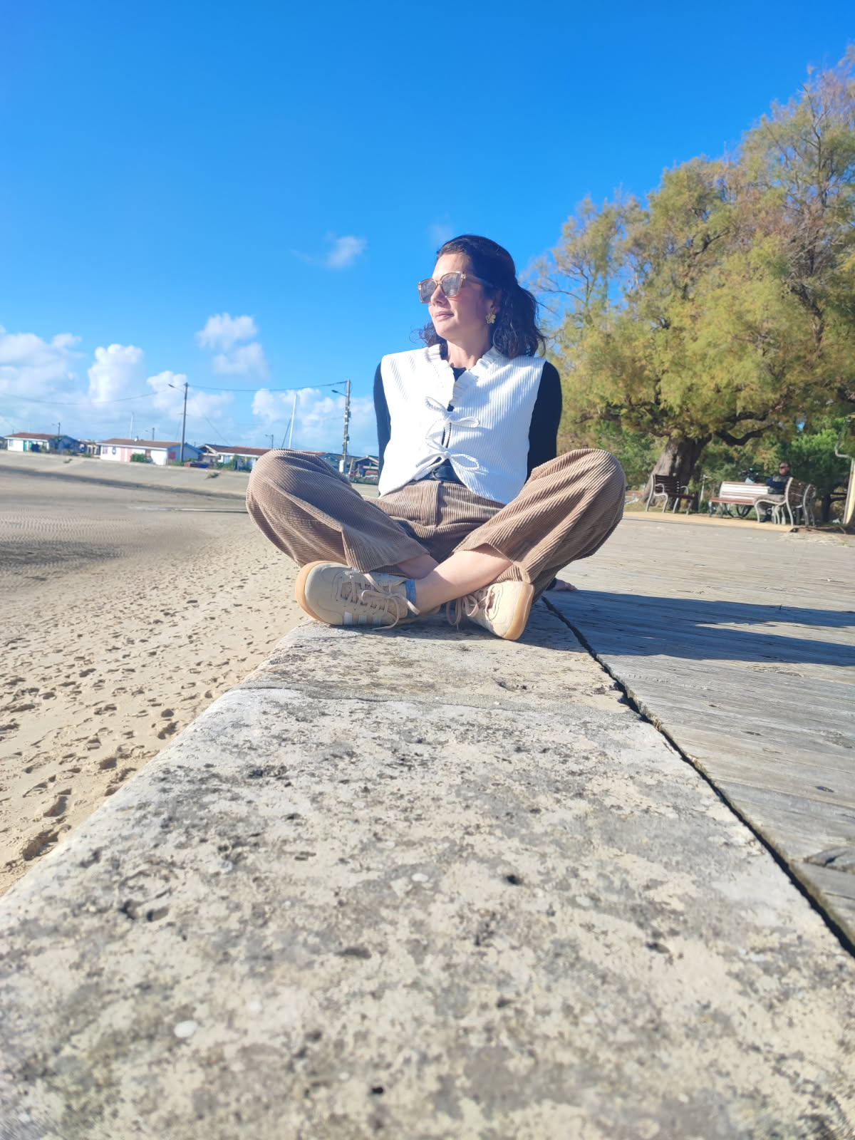 Modèle assis en tailleur, portant le gilet Cosmos en velours côtelé blanc cassé. 
Tissu issu de stocks dormants d'une maison de Haute-Couture française.