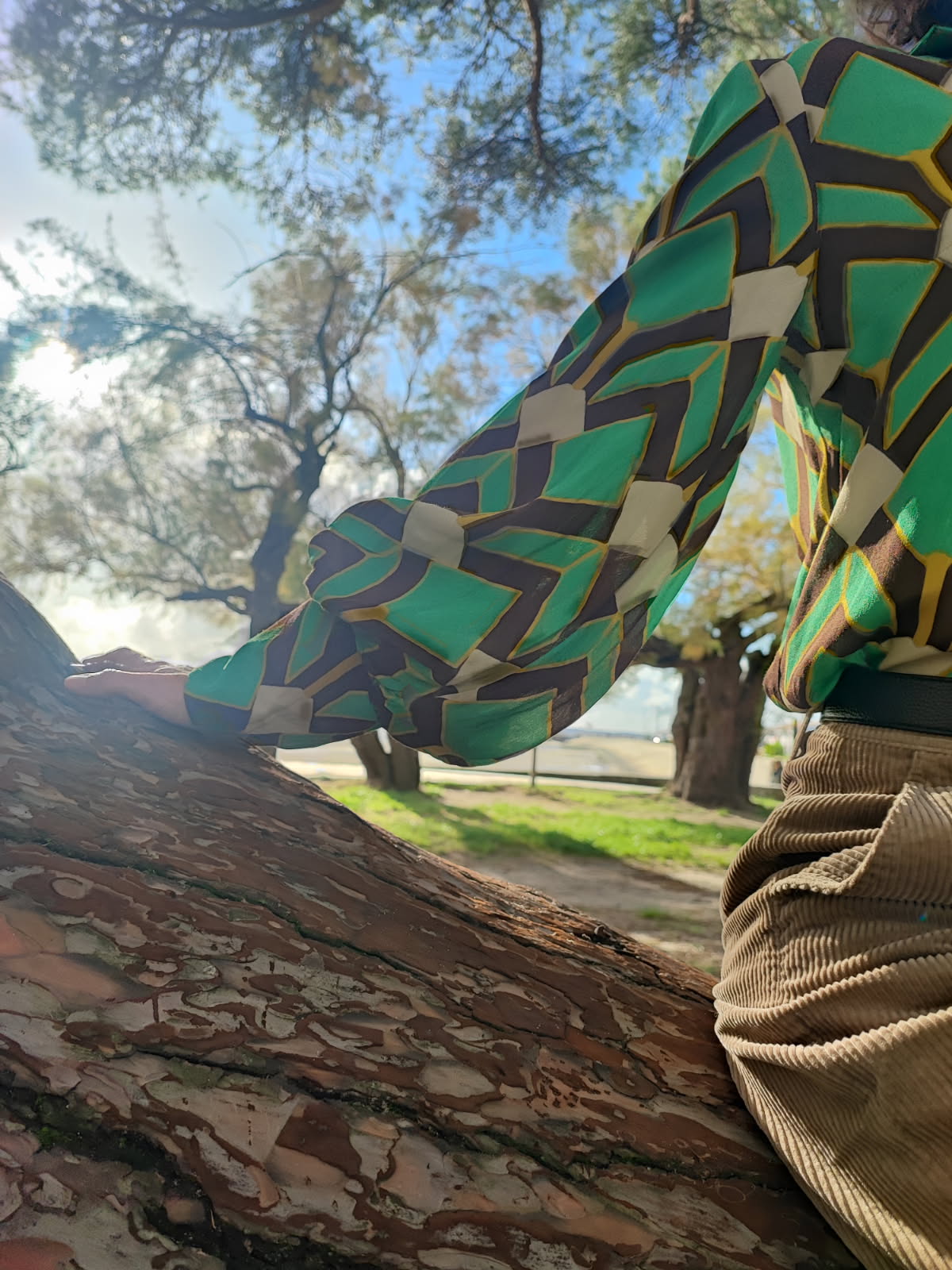 Zoom sur la manche bishop de la chemise. Volume sur le bas de manches au-dessus du poignet. Poignet large environ 10 cm.