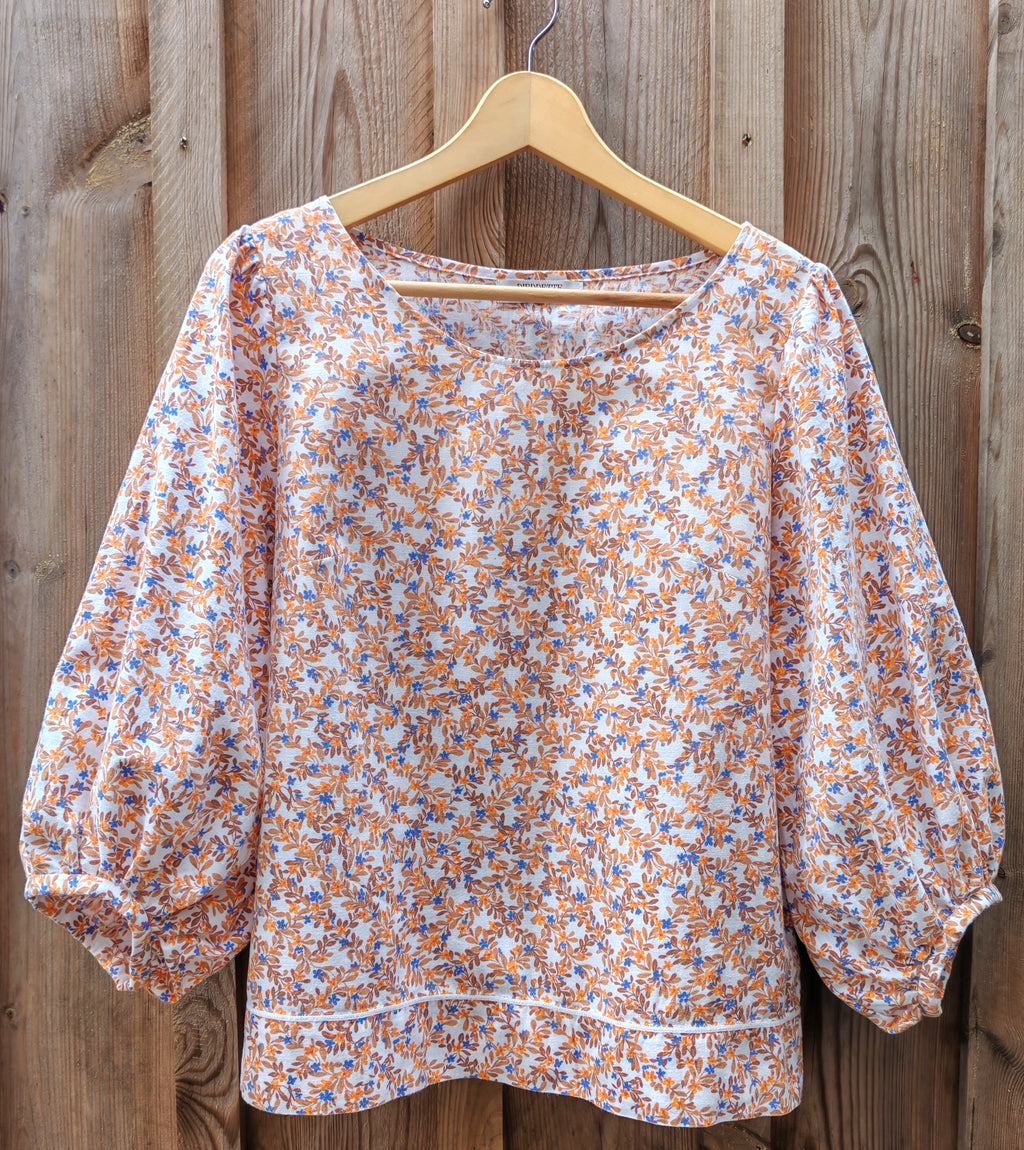 Blouse Cyclamen – Petites fleurs orange et bleu