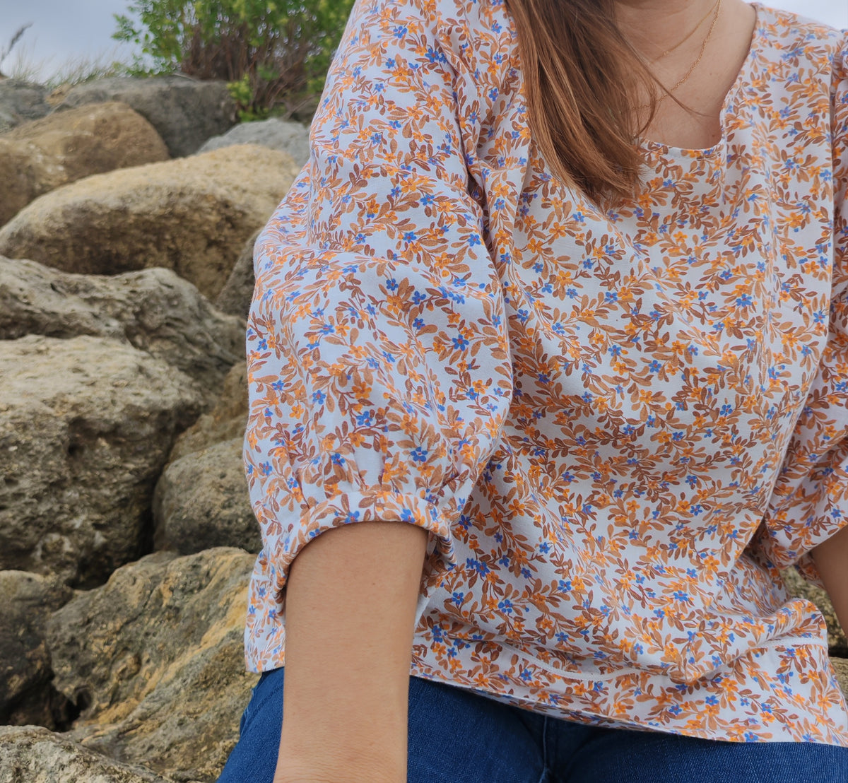 Blouse Cyclamen – Petites fleurs orange et bleu