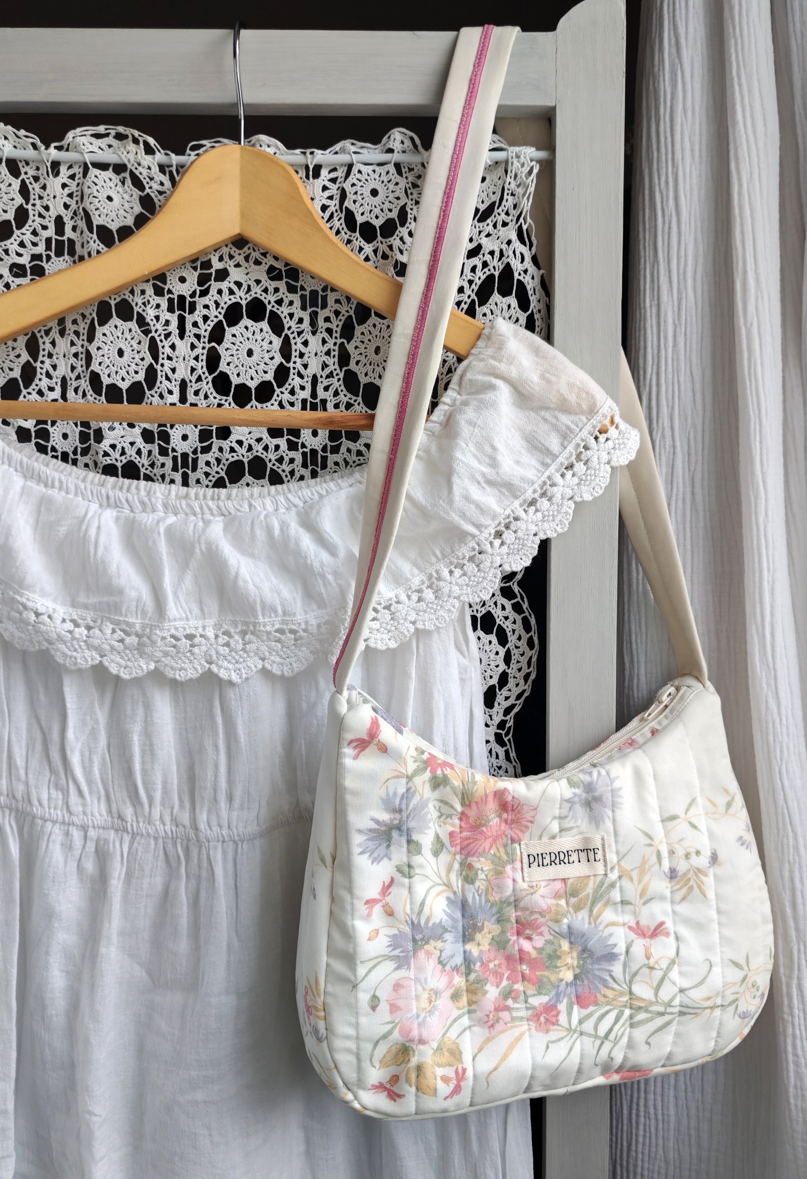 Sac Pivoine – Fleurs et baies rouges