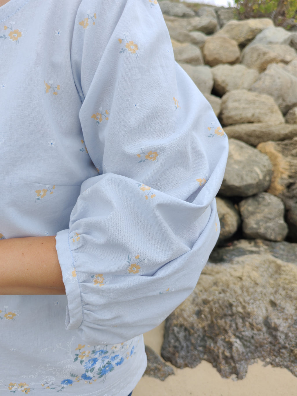Blouse Cyclamen – Gris petites fleurs moutarde