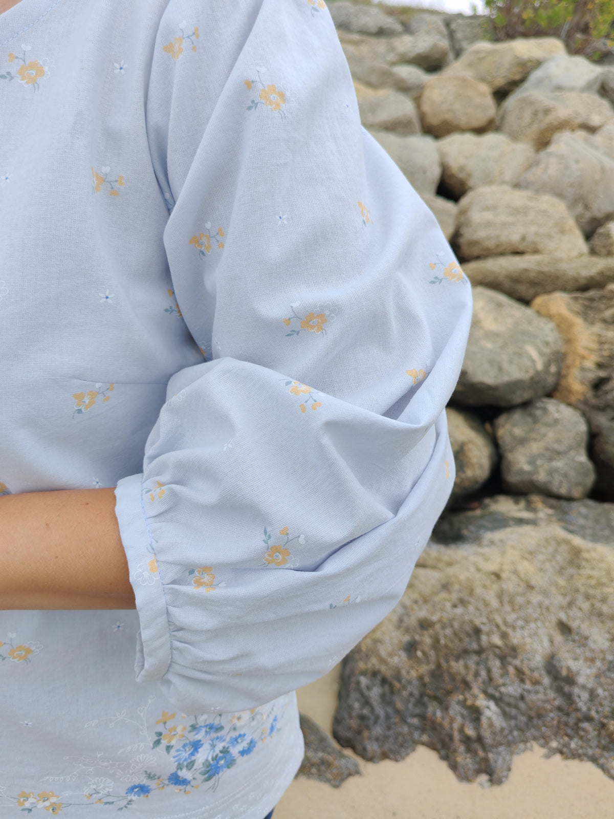 Blouse Cyclamen – Gris petites fleurs moutarde