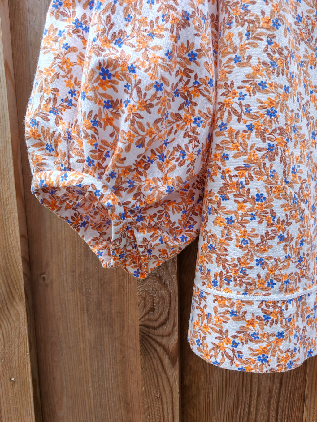 Blouse Cyclamen – Petites fleurs orange et bleu