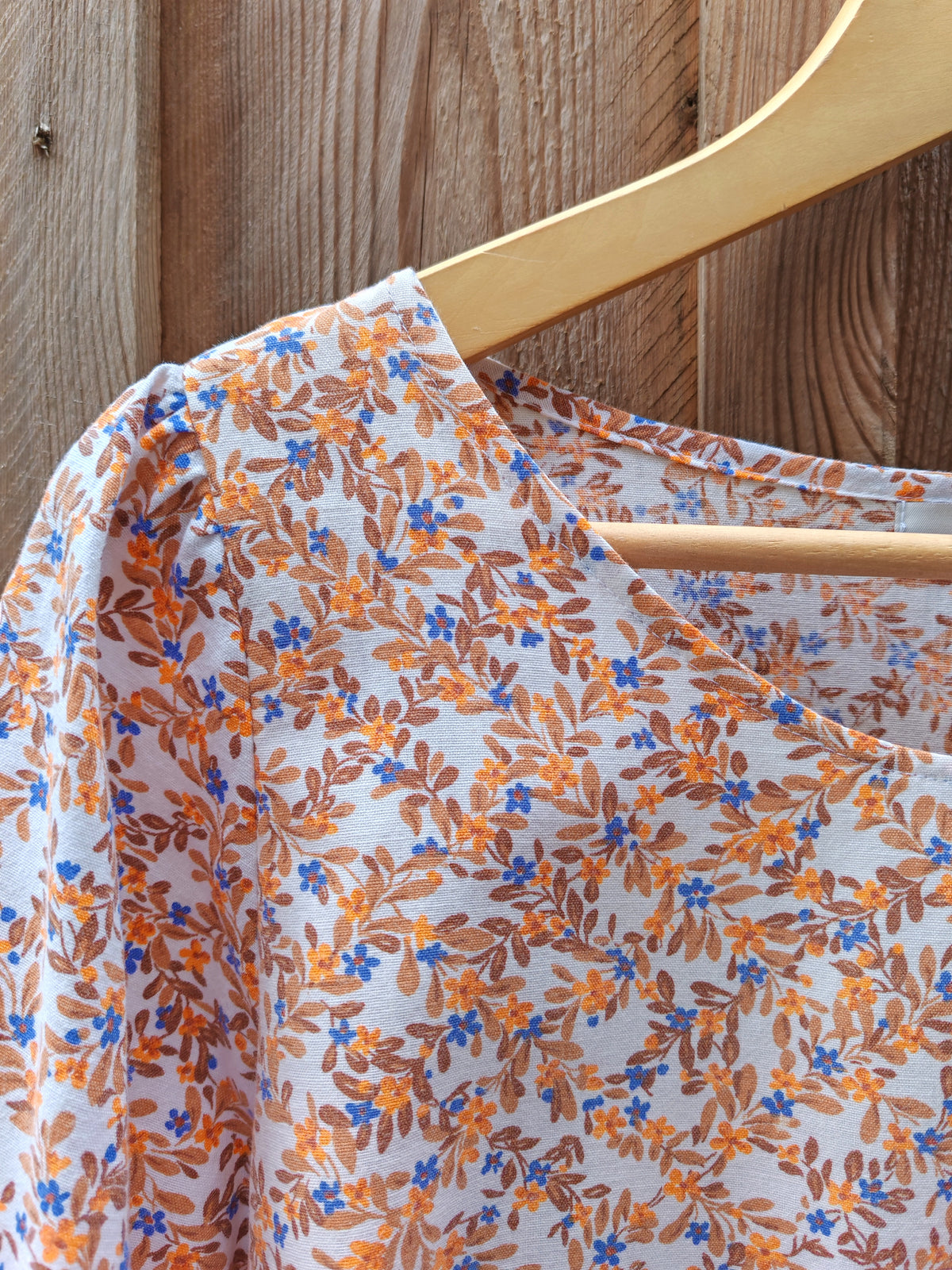 Blouse Cyclamen – Petites fleurs orange et bleu
