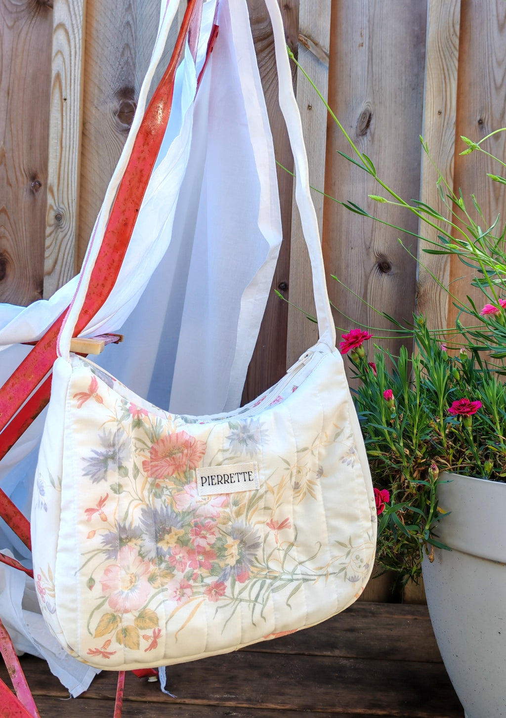 Sac Pivoine – Fleurs et baies rouges